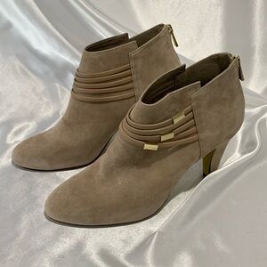 Bella Vita Nerissa Bootie In Almond Cream Suede Sz 10